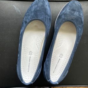 Navy blue velvet pumps